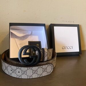 Gucci Men's Beige Monogram Belt with Black Buckle